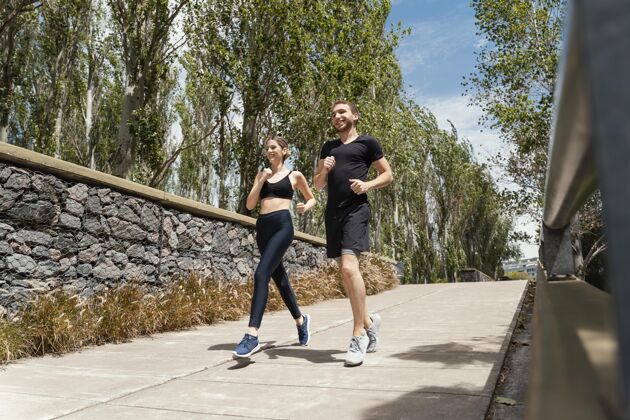男人男人和女人一起在户外慢跑女人健身跑步