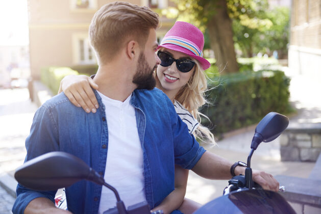 假日摩托车司机和他的女朋友休闲服旅程乐趣