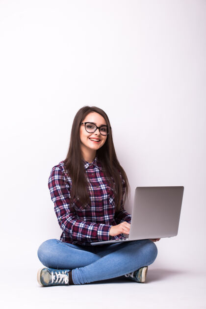 笔记本电脑在白色背景的地板上操作笔记本电脑的年轻女子年轻人女孩人