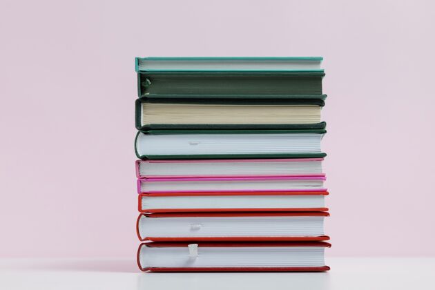 知识粉红色背景的彩色书籍排列信息文献