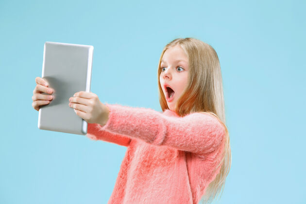 博客带平板电脑的少女笔记本人类情绪