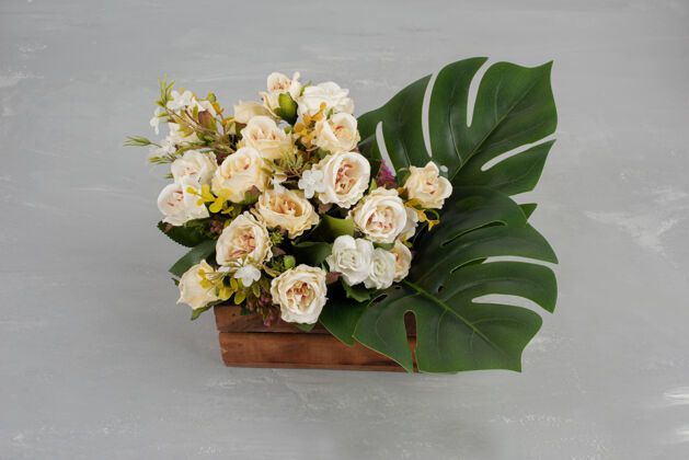 安排漂亮的白玫瑰木盒放在灰色的桌子上玫瑰自然开花