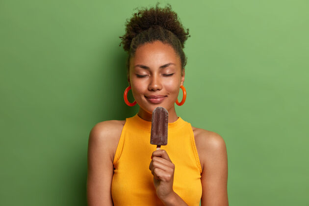 冰积极的非裔美国妇女冷冰淇淋冷女人华丽卷发