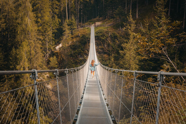 吊桥白棕色吊桥白天绿树环绕桥索桥山