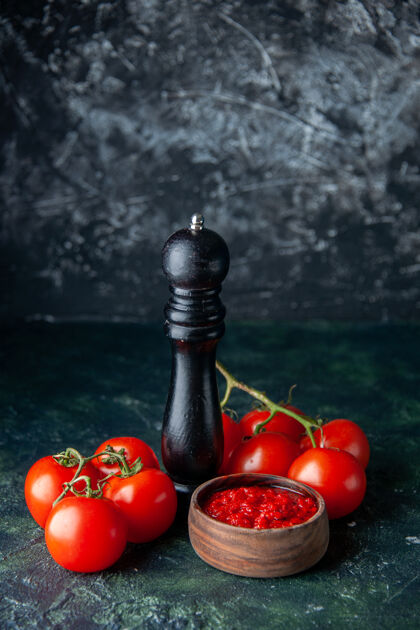 胡椒前视图新鲜的红色番茄酱番茄酱在黑暗的表面番茄红色调味料胡椒盐颜色盐配料