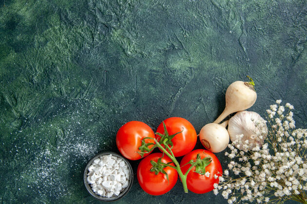背景顶视图新鲜红色西红柿配大蒜深色背景健康饮食沙拉餐食品彩色照片饮食配料视图