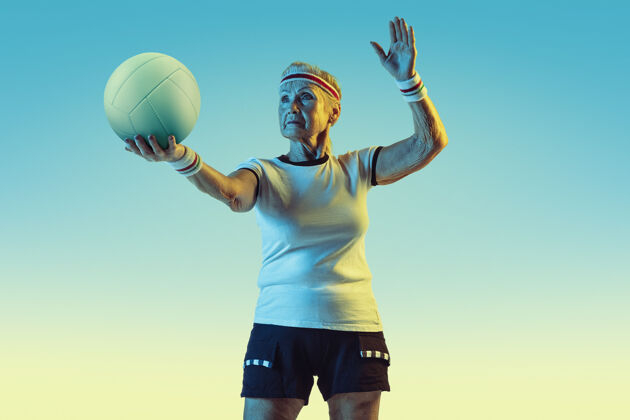 球员高级女子排球运动服在梯度墙上训练设备球拍健康