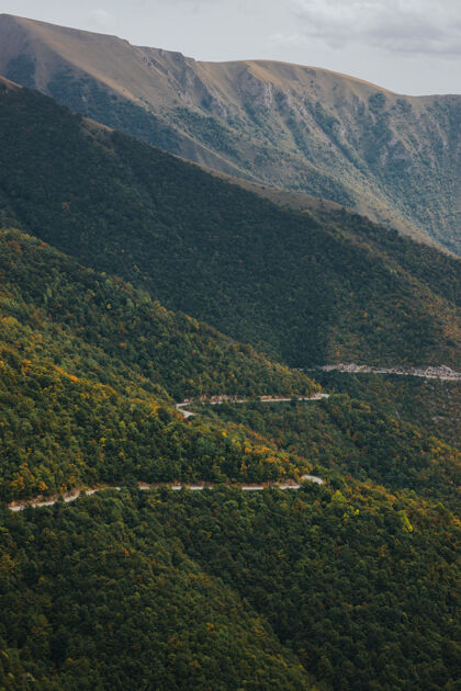 旅游鸟瞰危险的山路穿过森林在弗拉西奇 波斯尼亚景观乡村环境