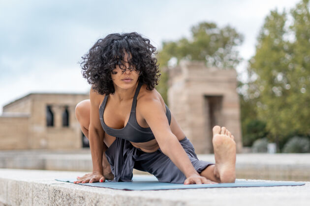 西班牙语一个西班牙女人在户外练习瑜伽的特写镜头冥想运动训练