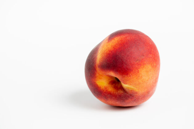 新鲜白色背景上的美味桃子桃子没人食物