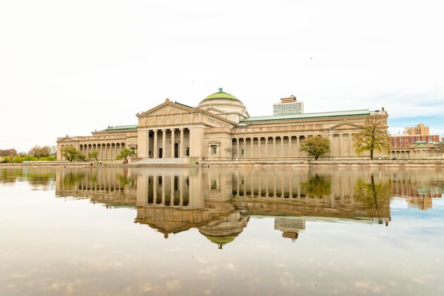 地标科学与工业博物馆在美国芝加哥拍摄的水上的倒影建筑酒店美国