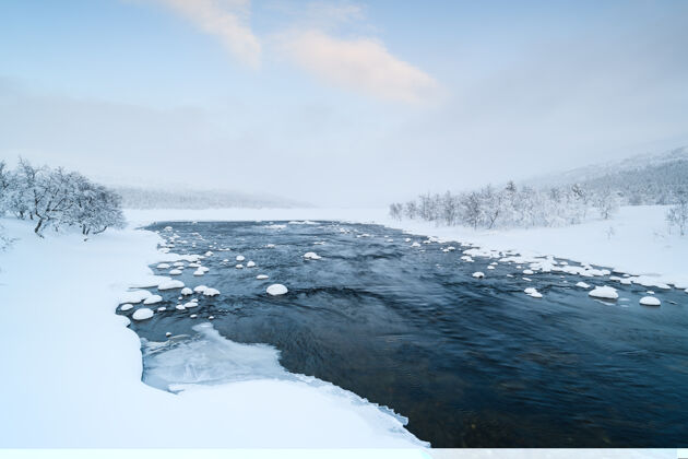 寒冷瑞典达拉纳省冬季格罗夫兰河（grovlan）和积雪覆盖的树木景观水霜冻雪