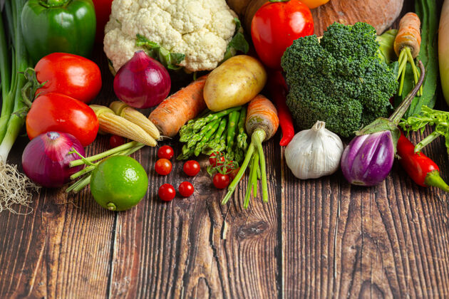 庆典木桌上的健康蔬菜活动床单坚果