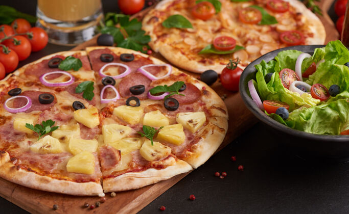 小吃乡村黑石桌 各种意大利披萨 顶视图快餐午餐 庆祝活动人木头美味