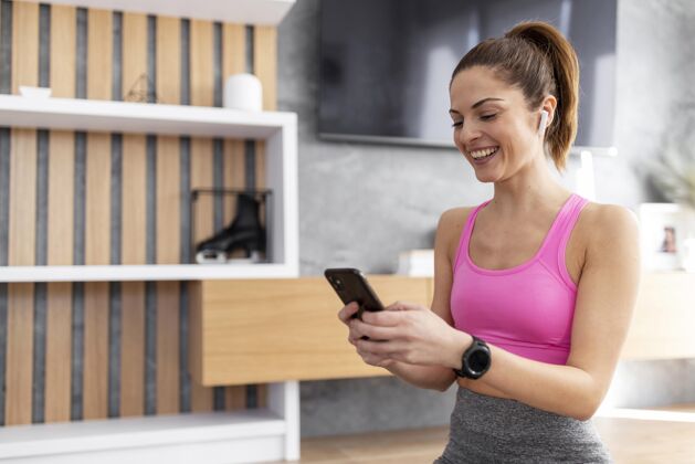 健康带着电话的中枪笑脸女人活跃运动锻炼