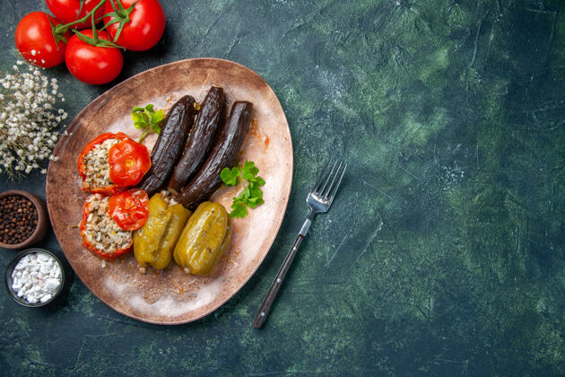 午餐俯瞰美味的蔬菜多尔玛配西红柿 美食色系菜肴健康一餐晚餐晚餐盘子胡椒