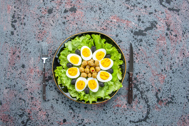 早餐俯视图美味的鸡蛋沙拉由绿色沙拉和橄榄组成 背景色浅帽子食物茶