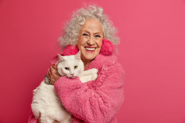 人幸福的皱纹时尚奶奶与美丽的猫特写肖像老年女性快乐