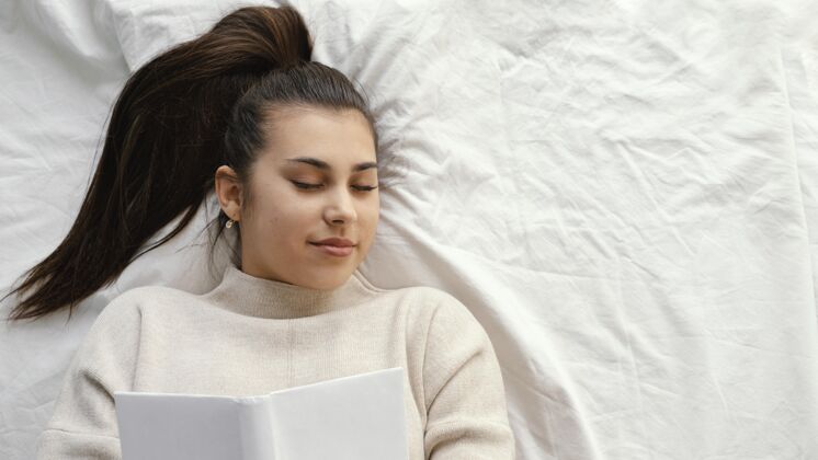 休闲中枪女人在床上看书年轻阅读水平