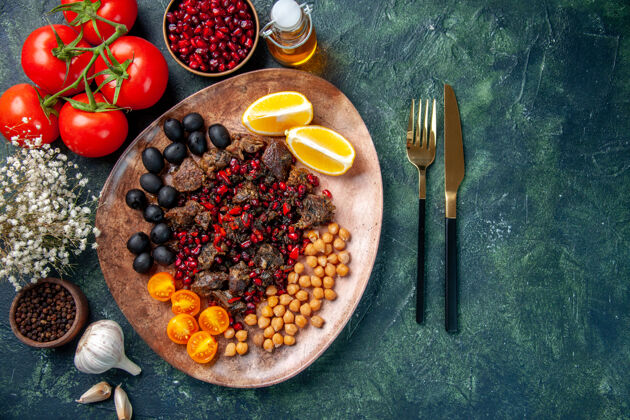 深色俯瞰美味的肉片炒水果和西红柿 菜食肉果视图用餐健康