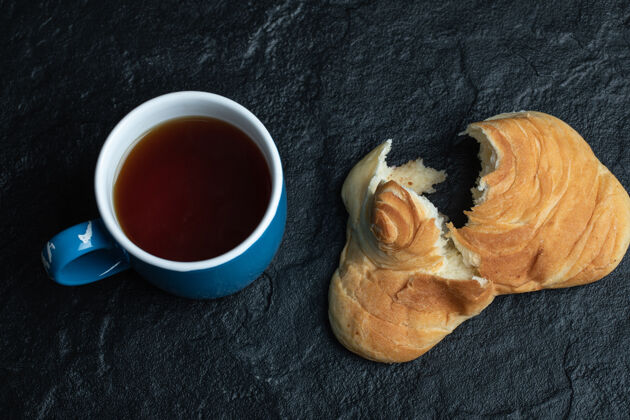 面包美味的糕点配上一杯红茶健康的面包面团