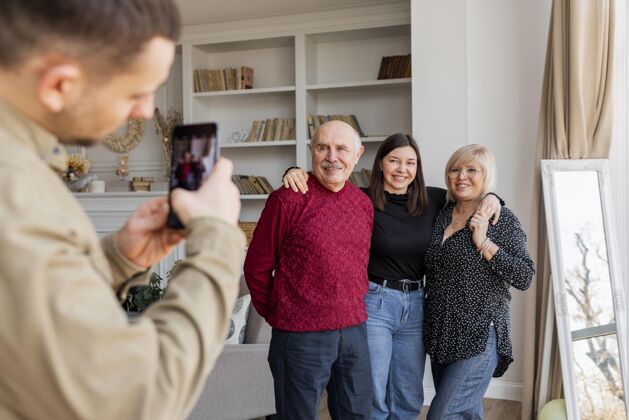 祖父母特写男人用手机拍照在一起退休男人