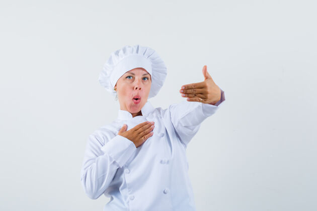 女人一个穿着白色制服的女厨师摆出一副清单的样子 看起来很专注肖像列表欢乐