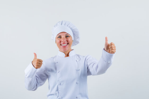 乐观身着白色制服的女厨师竖起大拇指 看上去很乐观嘴唇魅力魅力