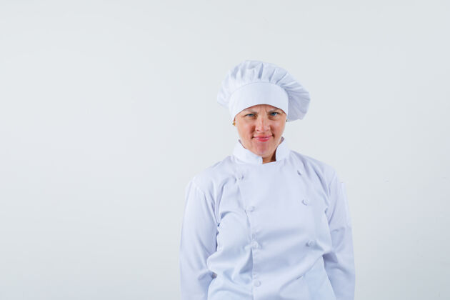 时尚一个穿着白色制服的女厨师看着前面 看起来很不高兴学生魅力看起来