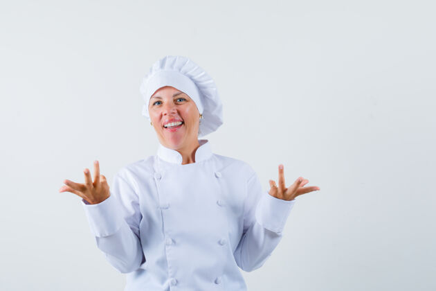 可爱一位身穿白色制服的女厨师表现出无助的姿态 看上去很困惑时尚欢乐乐趣