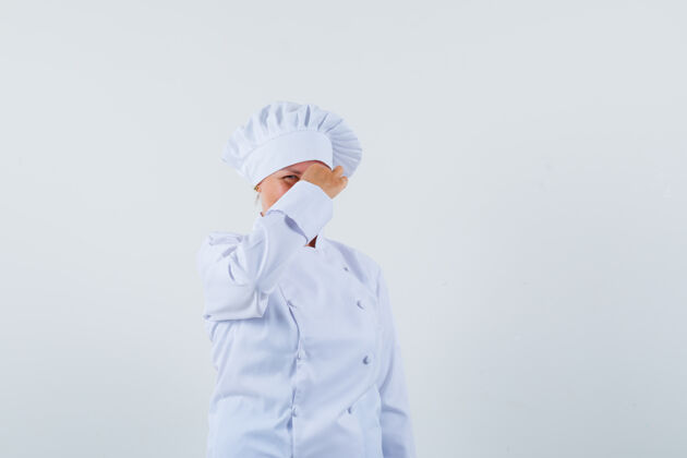 外观一个穿着白色制服的女厨师捏着鼻子 看上去很不安时尚麻烦女人