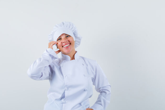 亚洲人一个金发碧眼的女人 穿着白色厨师制服 手放在脸颊上 看起来很漂亮制服长相金发