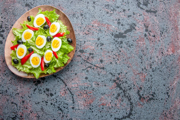 垃圾顶视图美味的鸡蛋沙拉与绿色沙拉和橄榄在盘子里轻背景沙拉里面午餐