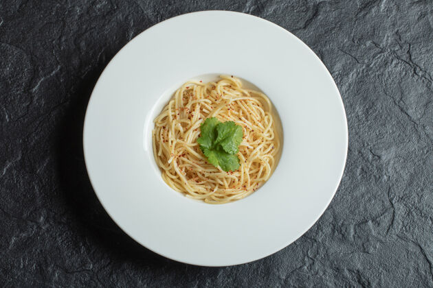 意大利面美味的意大利面 白色盘子上有绿色蔬菜顶视图可食用绿色