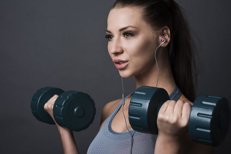 健身穿运动服的黑发女人听力健活方式动机