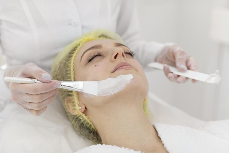 治疗在美容诊所做面部护理的女人化妆品客户女性