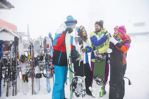 山峰两对情侣在玩滑雪极限运动出租雪