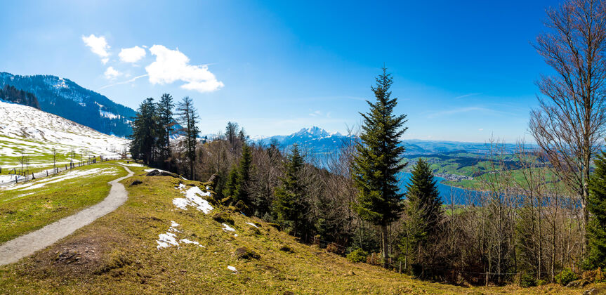 冬天瑞士蓝天下美丽山峦的全景拍摄雪瑞士自然