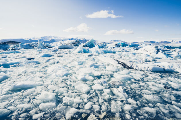 寒冷冰山漂浮在约克萨隆冰川泻湖冰岛水冰