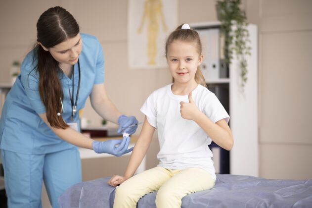 保健小女孩在医院打冠状病毒疫苗预防注射医药