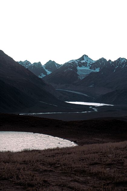 雪钱德拉塔尔湖 喜马拉雅山 斯皮提山谷在一个阴暗的日子垂直拍摄岩石双胞胎喜马拉雅