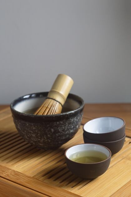 桌子木制托盘上的茶壶和茶具刷子木制托盘碗