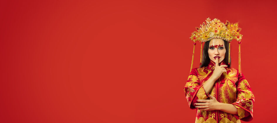 服饰中国传统的优雅女子在工作室里过红中国人服装舞蹈