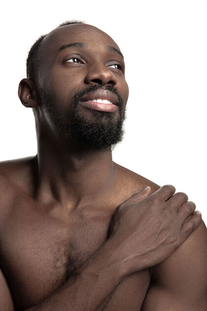 健美一个年轻的裸体快乐微笑的非洲男子在工作室的画像年轻情绪成人