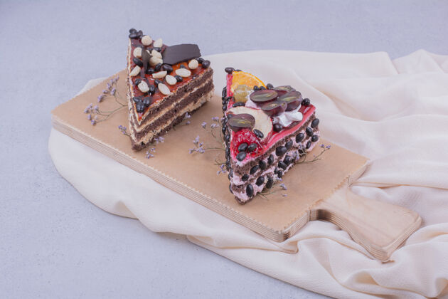 甜在木板上放巧克力和水果的三角形蛋糕片脂肪面包房坚果