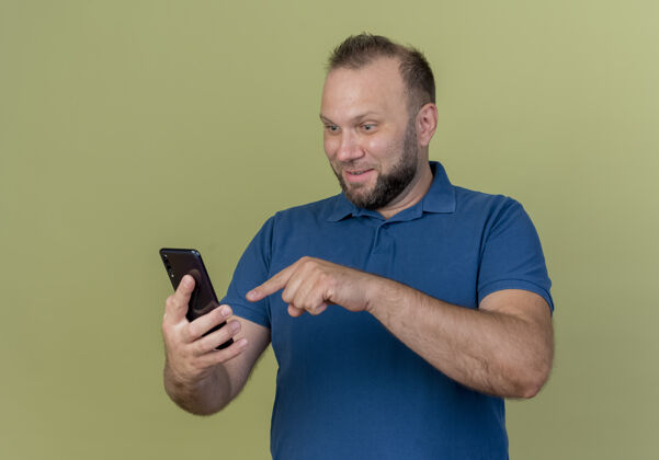 指着印象深刻的成年斯拉夫男子拿着手机指着看看橄榄色绿色