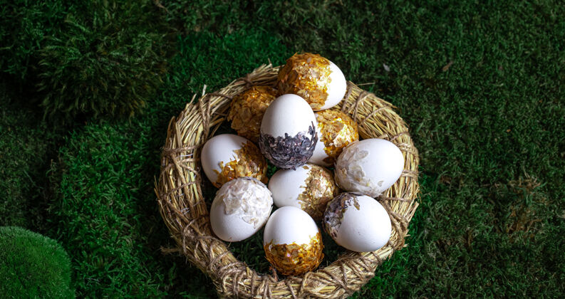 苔藓一套漂亮的复活节彩蛋在苔藓上的装饰巢里复活节自然传统
