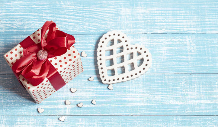 浪漫静物画 精美包装的礼物和木制表面的装饰元素情人节的节日概念组成节日爱情