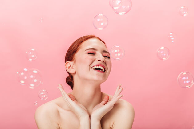 裸体幸福的姜女闭上眼睛笑工作室拍摄的可爱的肥皂泡裸女女性皮肤优雅