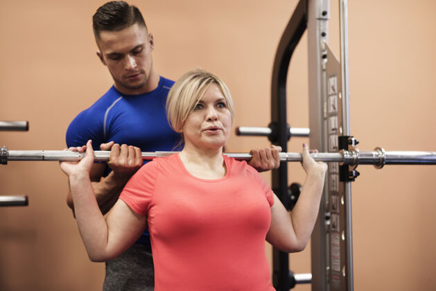 人在健身房锻炼锻炼健康的生活方式健美